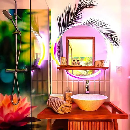 Jungle - Cocon Tropical Et Romantique Avec Balneo En Plein Coeur De !